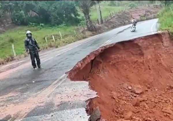 CHUVA E FRENTE FRIA CAUSAM ESTRAGOS EM CIDADES DA BAHIA
