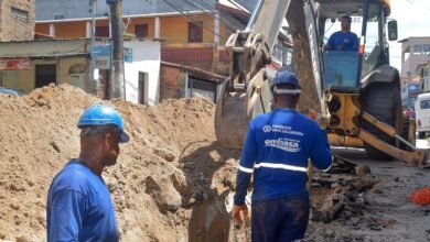 Embasa realiza obra para substituição da linha de distribuição de água no bairro de Portão