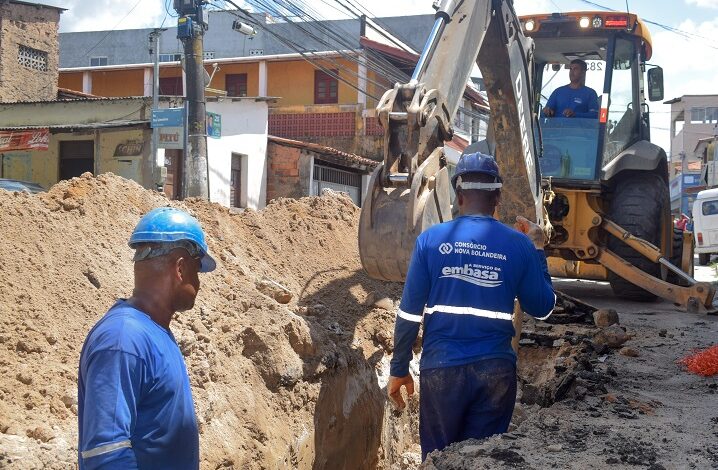 Embasa realiza obra para substituição da linha de distribuição de água no bairro de Portão