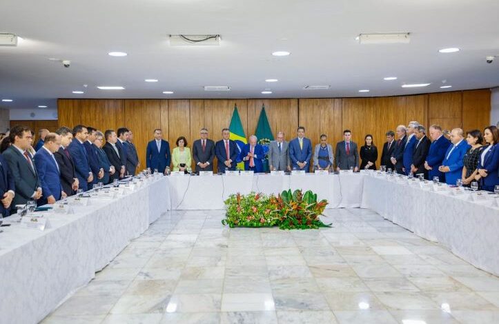 Geraldo Júnior participa ao lado de Lula da assinatura de decreto que atualiza o Marco do Saneamento Básico