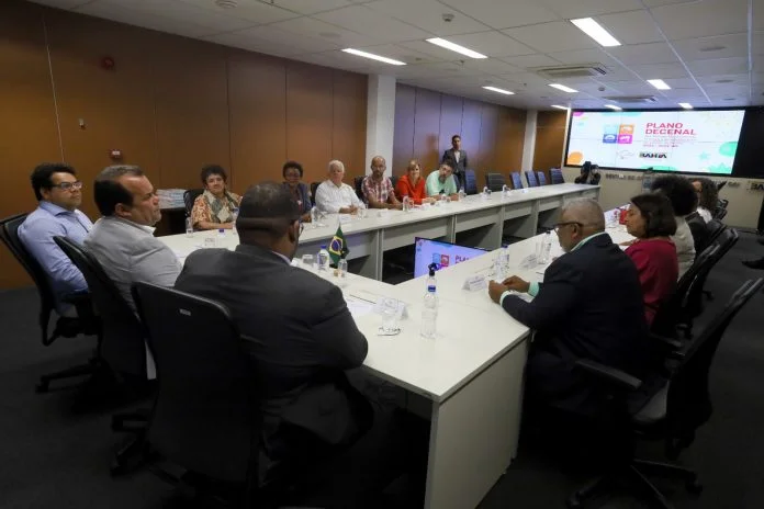 Governador em exercício recebe Plano Decenal dos Direitos Humanos da Criança e do Adolescente do Estado da Bahia