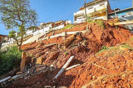 ILHÉUS: CHUVA AFETA OBRAS EM ENCOSTA NO SOCORRO  