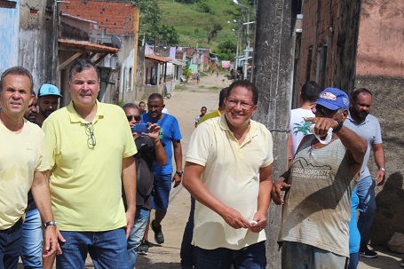 ITABUNA: MUTIRÃO DO PROJETO BAIRRO FELIZ LEVA SERVIÇOS DE INFRAESTRUTURA AO NOVA CALIFÓRNIA ATRAVÉS DA EMASA E SIURB