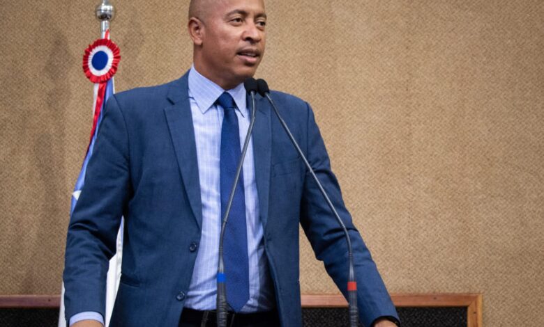 Jurailton Santos solicita instalação de portas giratórias com detectores de metais nas escolas