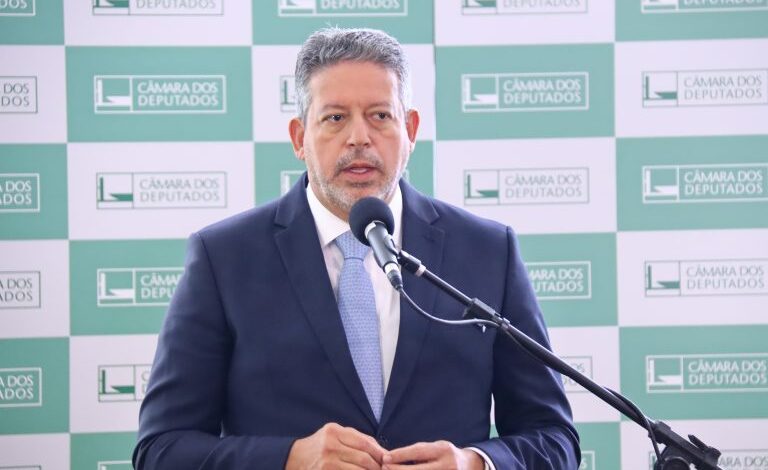 Lira prevê votação rápida para projetos de combate às fake news e do novo arcabouço fiscal
