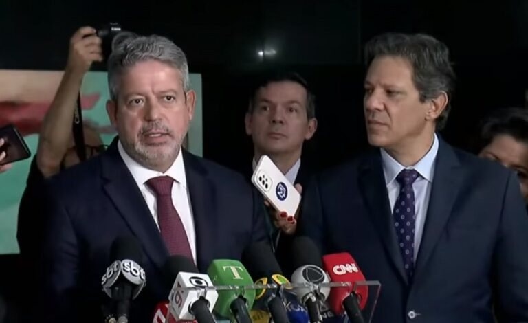 Lira recebe projeto com novas metas ficais no Planalto e prevê votação até 10 de maio