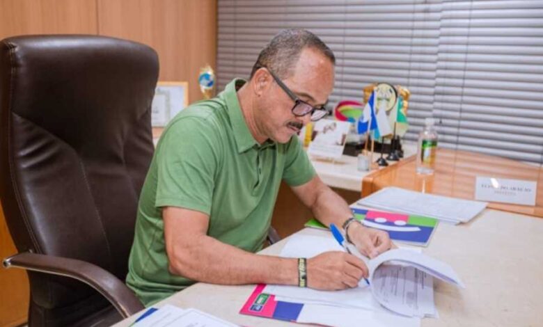 Prefeito Elinaldo Araújo sanciona lei que define valor de indenização para barraqueiros da Costa de Camaçari