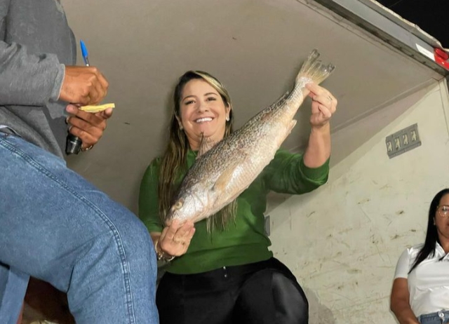 Prefeitura de Aporá entrega mais de 12 toneladas de Peixe e Arroz para a população