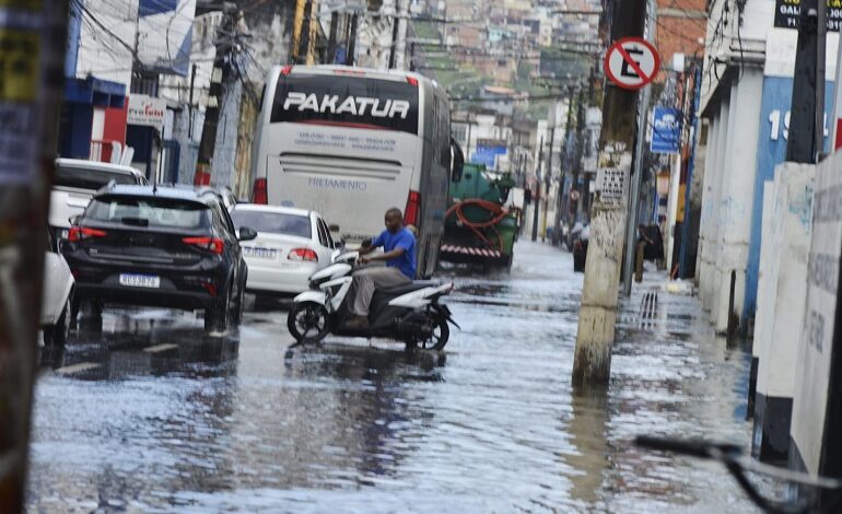 SALVADOR ENTRA EM ESTADO DE ATENÇÃO APÓS FORTES CHUVAS