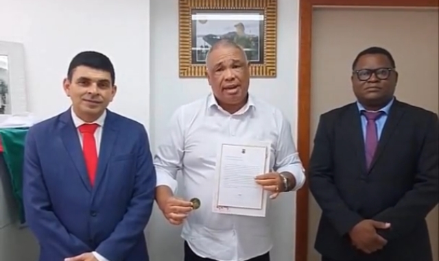 Sandro Bahiense recebe honraria da Polícia Civil
