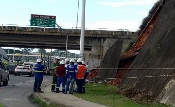 APÓS DESLIZAMENTO, ALÇA DE ACESSO É INTERDITADA NA PARALELA
