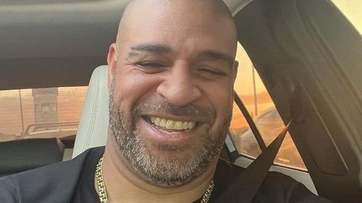 Adriano Imperador volta aos gramados após sete anos e assina com novo clube: "Estou de volta!"