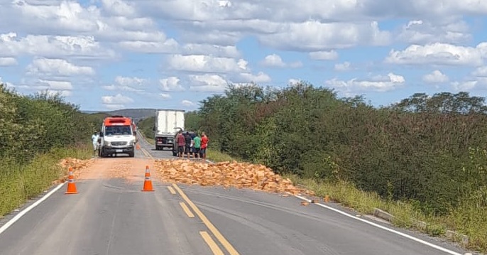 Assessor do senador Jaques Wagner fica ferido em acidente no Oeste da Bahia envolvendo veículo e caminhão de vereador