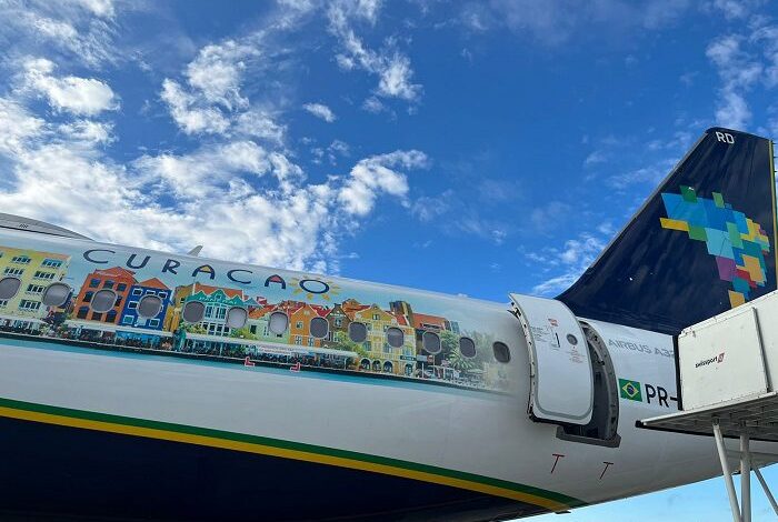 Azul adesiva aeronave para divulgar Curaçao