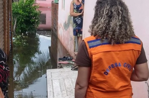 DEFESA CIVIL DA BAHIA ENVIA KITS DE AJUDA HUMANITÁRIA PARA SUBAÚMA