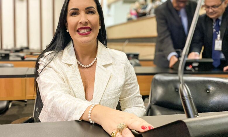 DEPUTADA DEFENDE PROJETO QUE PREVÊ IGUALDADE SALARIAL NO PAÍS