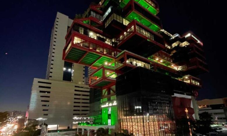 EDIFÍCIO CASA DO COMÉRCIO É ILUMINADO DE VERDE EM APOIO A CAUSAS SOCIAIS COMO O COMBATE AO GLAUCOMA