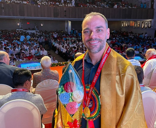 Em conferência na Índia, Augusto Vasconcelos defende democracia e distribuição da riqueza dos bancos