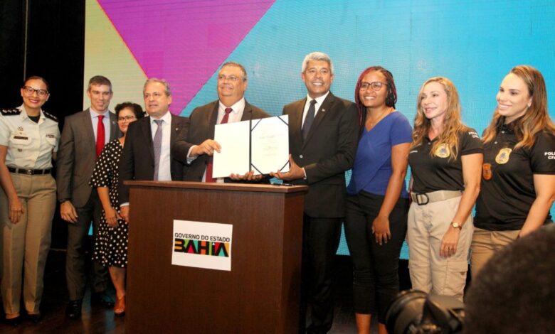 Flávio Dino pede que Jerônimo “gaste bastante dinheiro” porque a Bahia é “prioridade”