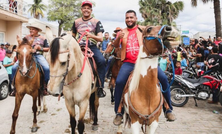Jerônimo entrega conjunto de obras e prestigia tradicional cavalgada em Miguel Calmon