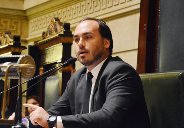 LAUDO COMPROVA PRÁTICA DE ‘RACHADINHA’ NO GABINETE DE CARLOS BOLSONARO