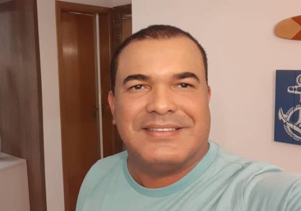 RADIALISTA BINHO SHALOM  PEDE DESFILIAÇÃO DO UB