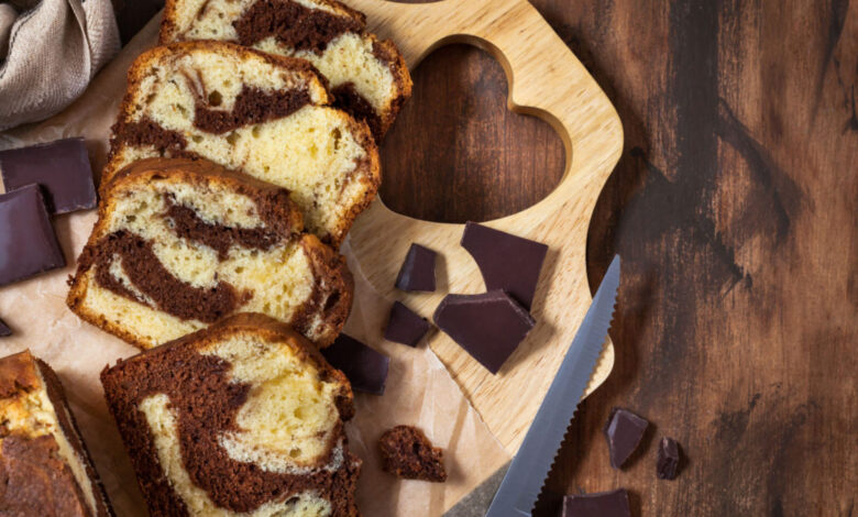 Vai uma fatia de bolo mármore fofo e húmido? Eis uma receita super fácil