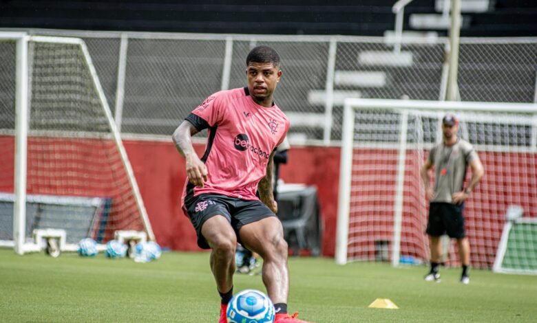 Vitória finaliza preparativos para jogo contra Ceará com treino focado em jogadas ofensivas e bola parada