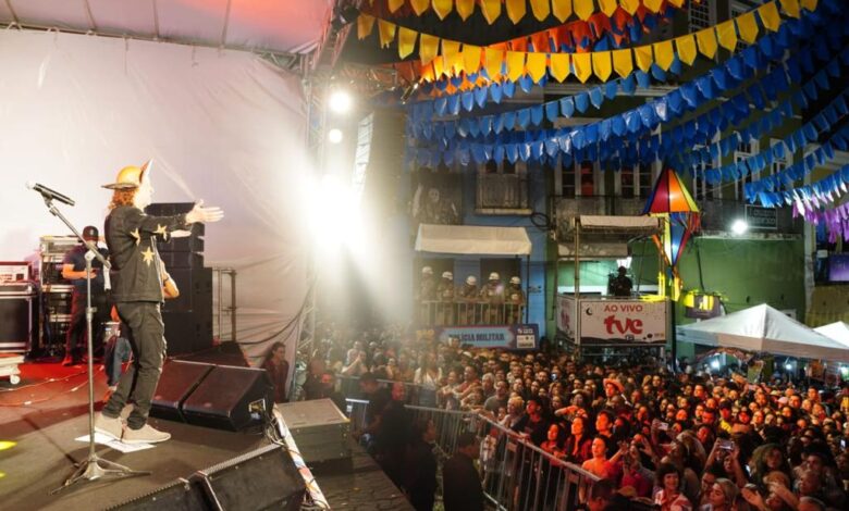 Alceu Valença lota Largo do Pelourinho e emociona público