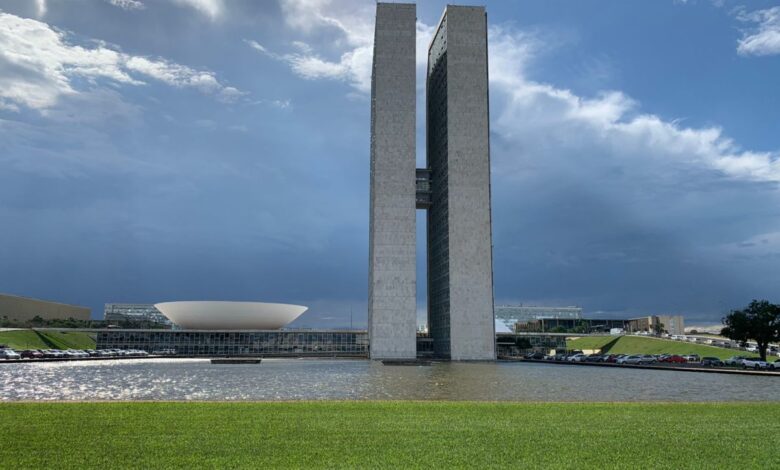 Aprovado projeto que pune discriminação de políticos