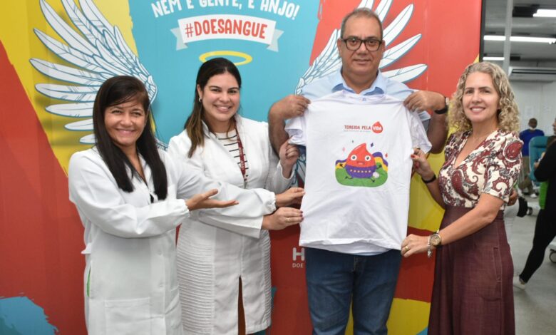 Carlos Muniz visita a Fundação Hemoba e faz campanha de doação de sangue nas redes sociais