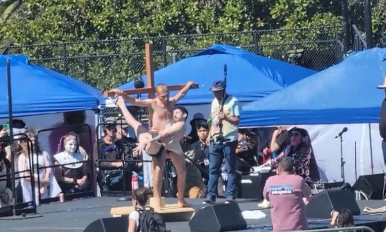 Evento LGBT ridiculariza com “Jesus no pole dance” e deputado baiano aponta vilipêndio religioso