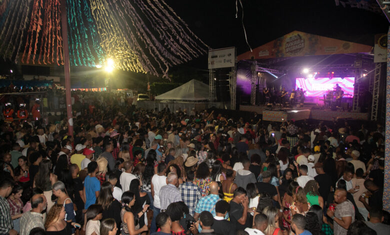 Falamansa e Matheus Fernandes agitam o segundo dia do Arraiá de Ipitanga