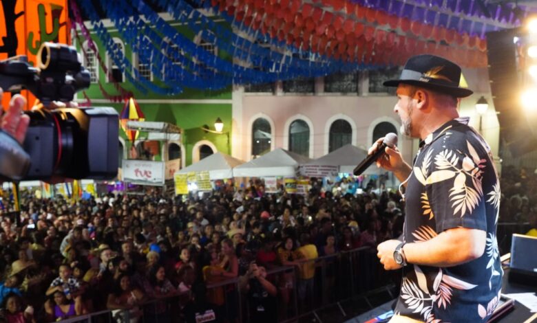 Geraldo Azevedo e estrelas baianas encantam Largo do Pelourinho no São João