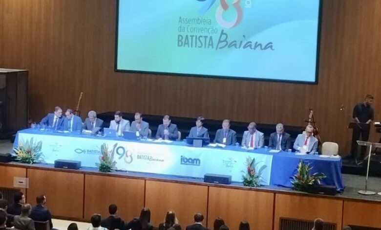 Governador Jerônimo e prefeito Bruno Reis louvam juntos em igreja no Imbuí; assista