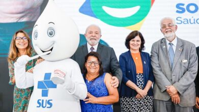 Ministra da Saúde participa de mutirão de vacinação em Salvador