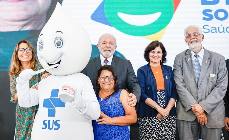 Ministra da Saúde participa de mutirão de vacinação em Salvador