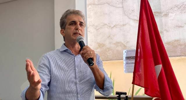 Não pagar piso salarial e maltratar professores virou marca de Bruno Reis, critica deputado Robinson