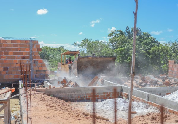 PREFEITURA DE LAURO DE FREITAS RETOMA POSSE DE ÁREA PÚBLICA