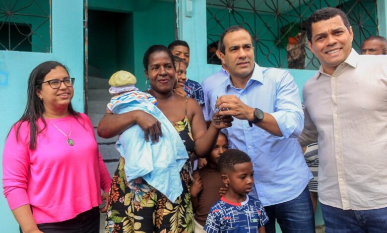 Prefeitura entrega primeiro imóvel do programa Moradia Assistida no bairro de Paripe