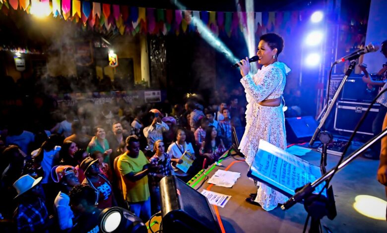 Público lota Praça Tereza Batista, no Pelourinho, no segundo dia do São João da Bahia