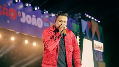 Thiago Aquino anima multidão no Parque de Exposições nesta quinta (22)
