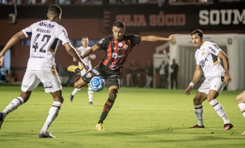 Vitória perde para o Criciúma e cai para a segunda colocação no Campeonato Brasileiro Série B