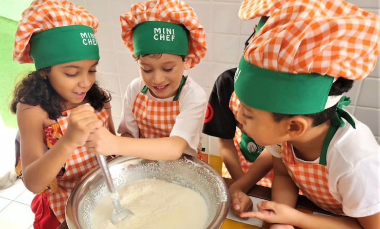 alunos de escola de Salvador preparam bolo de milho em Cozinha Experimental