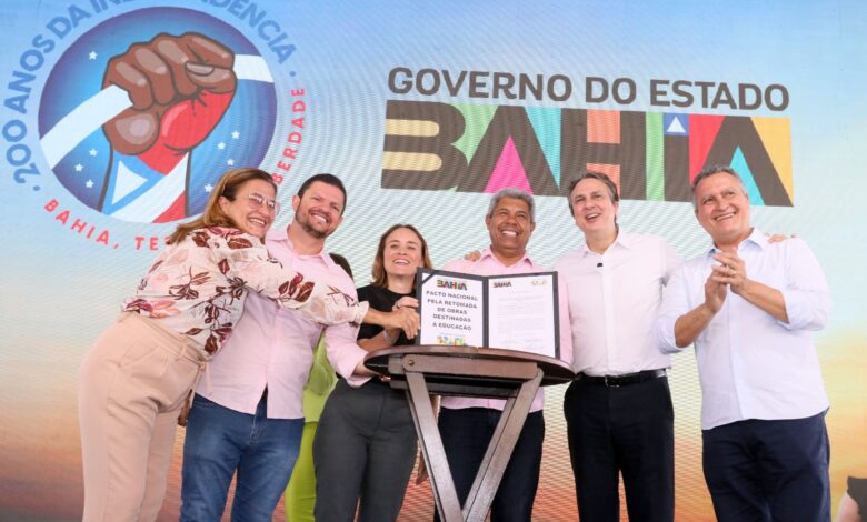 Ao lado de ministros, Jerônimo entrega Colégio de Tempo Integral e adere a programas federais em Feira de Santana