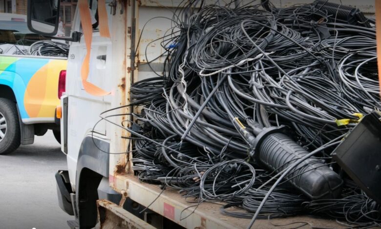 COELBA REMOVE 1 TONELADA DE FIOS IRREGULARES POR DIA NA BAHIA