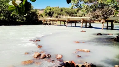 CONSTRUÇÃO DE BARRAGEM DEIXA RIO COM ÁGUA BRANCA
