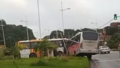 Colisão entre Micro-ônibus Causa Transtornos na Avenida Gal Costa em Salvador