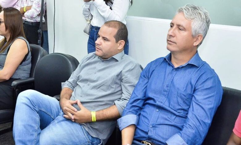 Com o dedo de Jerônimo e Rui, Randerson Leal assume mandato e Carballal ganha apelido