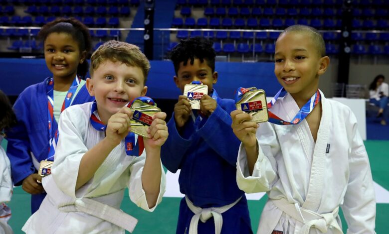 Crianças e adolescentes participam de atividade com campeã olímpica Sarah Menezes na Arena de Esportes de Lauro de Freitas